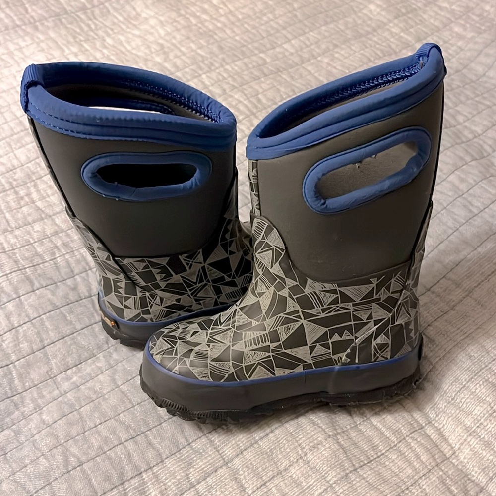 Toddler Waterproof pull on Bogs boots size 7
